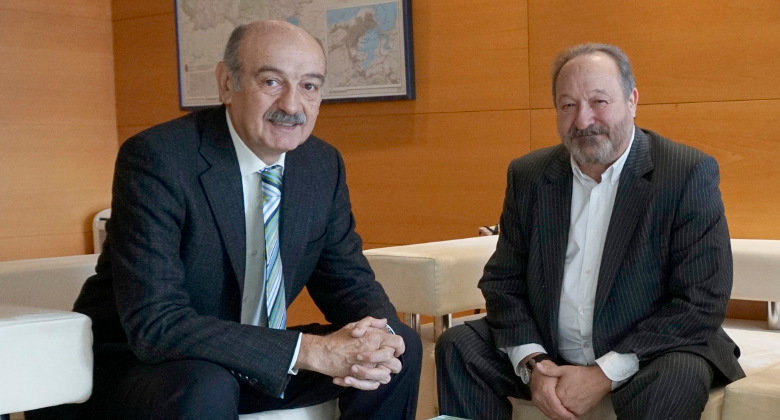 El consejero de Obras Públicas, José María Mazón, y el presidente de la Asociación de Constructores y Promotores, Justo Cobo