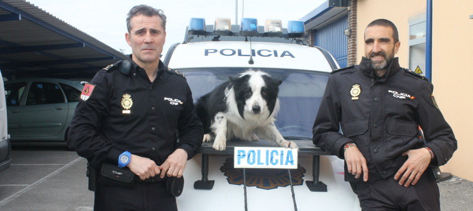 Raúl, jefe de la Unidad de Guías Caninos, y José Antonio, junto a uno de sus compañeros de trabajo