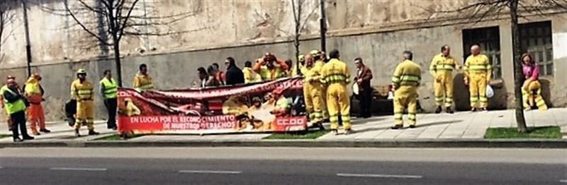 Los trabajadores de extinción de incendios se han manifestado frente al Parlamento de Cantabria