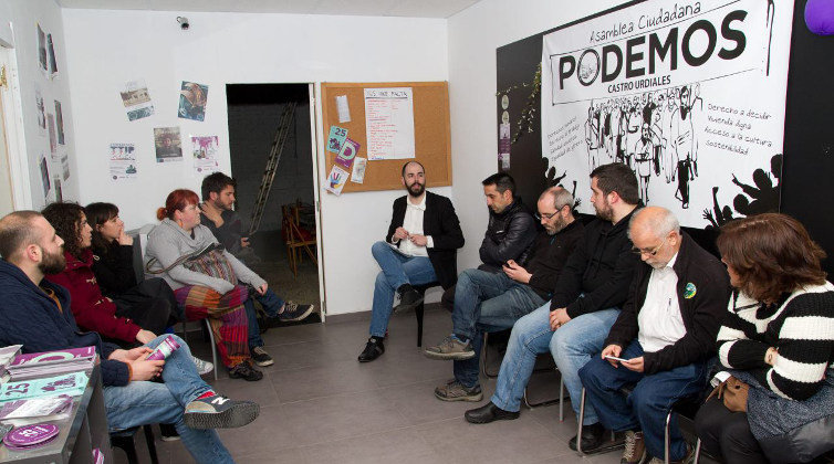 Julio Revuelta, durante su encuentro con el Círculo de Podemos en Castro Urdiales