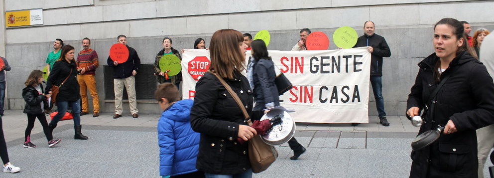 Miembros de la PAH de Santander y Torrelavega se han manifestado frente a Delegación del Gobierno