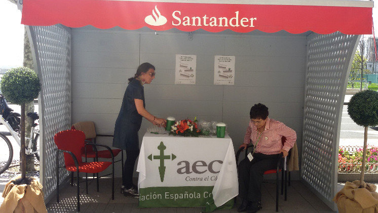 Voluntarios de la Asociación Española Contra el Cáncer, en su mesa de Santander