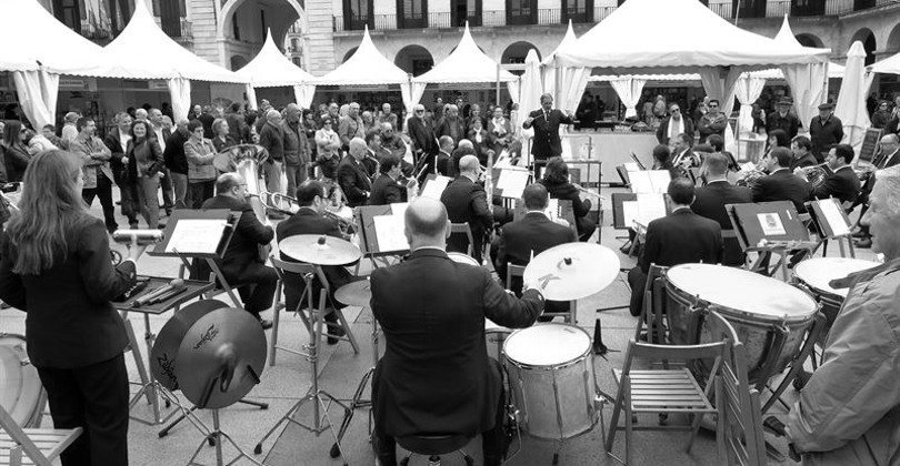 La Banda Municipal de Santander interpreta temas de la zarzuela en la Plaza Porticada