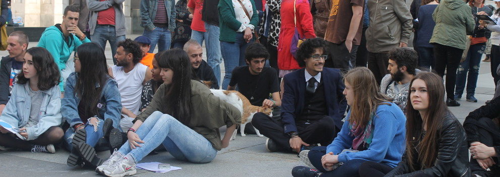 Decenas de personas se han concentrado en la Plaza Porticada en el quinto aniversario del 15M