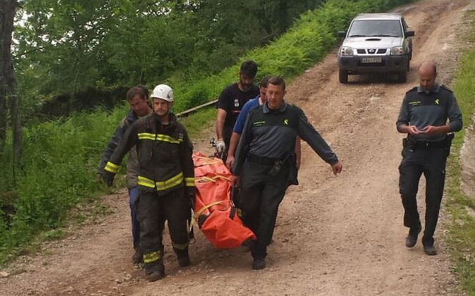 Bomberos del 112 y el servicio sanitario han porteado al joven herido en Herrera de Ibio