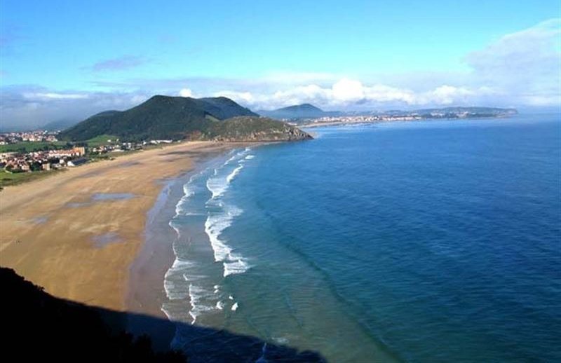 La calidad del agua para el baño en las playas de Santoña es excelente en Berria y buena en San Martín