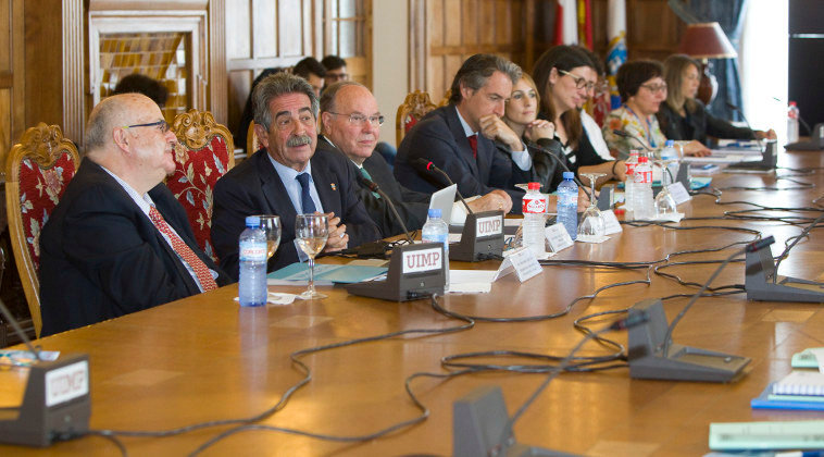 El presidente de Cantabria, Miguel Ángel Revilla, junto al rector de la UIMP, César Lombela, y el alcalde de Santander, Íñigo de la Serna