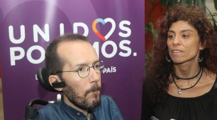 El secretario de Organización de Podemos, Pablo Echenique, junto a la candidata al Congreso por Cantabria, Rosana Alonso
