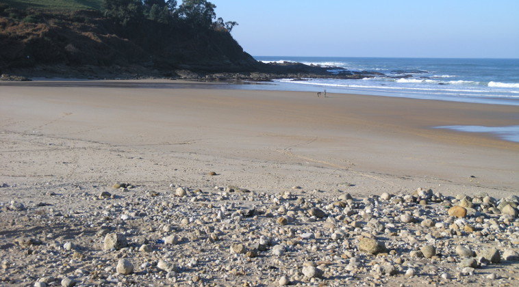 Playa de Luaña, entre Cóbreces en Alfoz de Lloredo, y Ruiloba