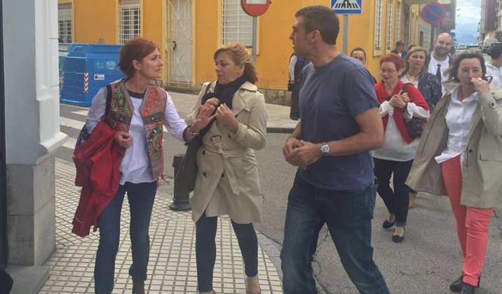 La eurodiputada del PSOE, Elena Valenciano, junto a la candidata al Congreso, Puerto Gallego