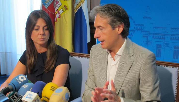 La exconcejala de Empleo, Noelia Espinosa, junto al alcalde de Santander, Íñigo de la Serna