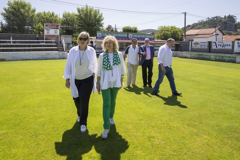 La vicepresidenta y la alcaldesa en el campo de fútbol de Escobedo