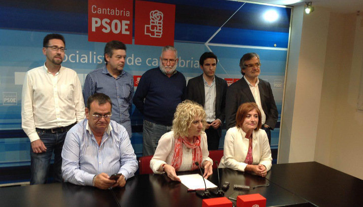 La secretaria general del PSOE Cantabria, Eva Díaz Tezanos, entre el senador Miguel Ángel Vega y la diputada Puerto Gallego
