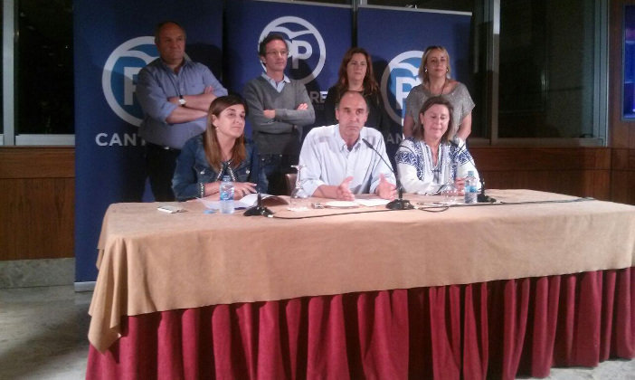 El presidente del PP, Ignacio Diego, acompañado por senadores y diputados del partido