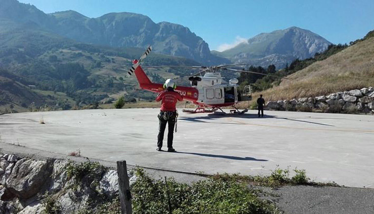 El helicóptero medicalizado del Gobierno ha trasladado al motorista herido hasta Valdecilla