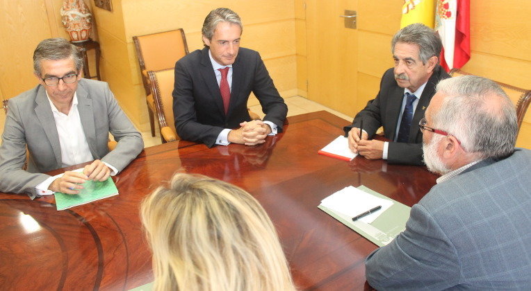 César Díaz, Íñigo de la Serna, Miguel Ángel Revilla y Ramón Ruiz, durante la reunión