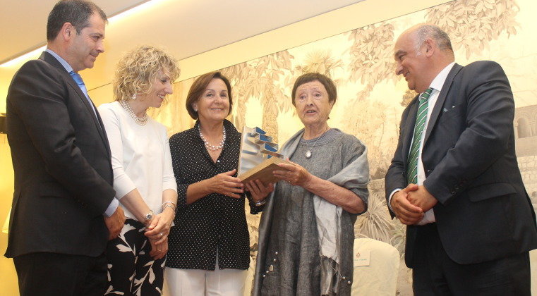 Gloria Torner recibe el Premio Pick de las manos de Eva Díaz Tezanos, Dolores Gorostiaga y Miguel del Río