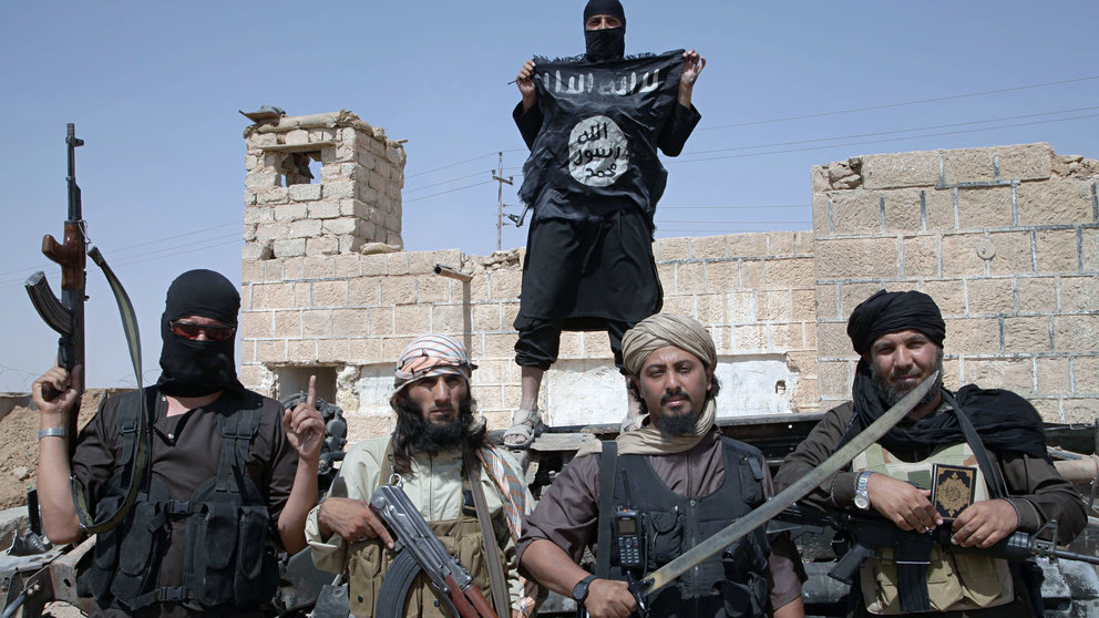 Miembros del Estado Islámico patrullan en una ciudad siria