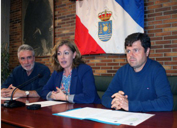 La alcaldesa, Rosa Díaz, junto al concejal de Deportes, Avelino Rodríguez, y el coordinador deportivo, Manuel Saiz