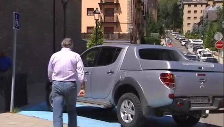 El extesorero del PP, Luis Bárcenas, dirigiéndose a su coche aparcado en plaza de minusválidos. Foto: fotograma de TV3