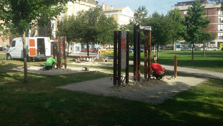 El Ayuntamiento de Santa Cruz de Bezana está reparando los juegos de los parques