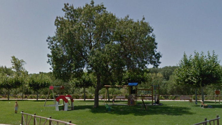 Parque del Paseo del Ebro en San Adrián, donde una niña de 14 años ha quedado atrapada en un columpio