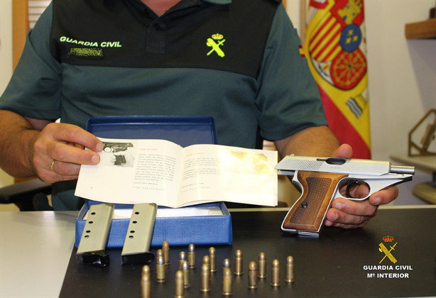 Los 19 cartuchos igualmente intervenidos, que no han sido usados, son del mismo calibre que la pistola