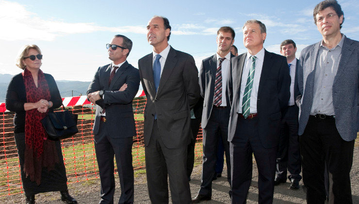 El expresidente del Gobierno, Ignacio Diego, autoridades y representantes de ACCSA observan la marcha de los trabajos de la telecabina de Cabárceno