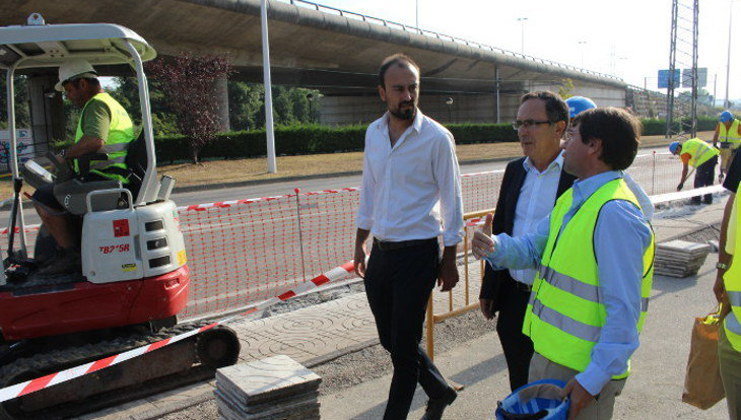 El alcalde, José Manuel Cruz Viadero, y el teniente alcalde, Javier López Estrada, visitando las obras
