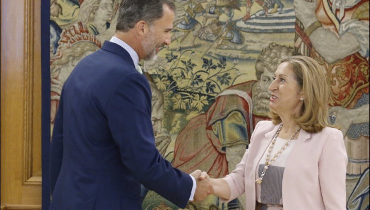 El Rey Felipe VI saluda a la presidenta del Congreso de los Diputados, Ana Pastor