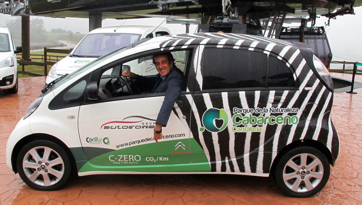 El consejero de Innovación, Industria y Turismo, Francisco Martín, en uno de los nuevos vehículos eléctricos