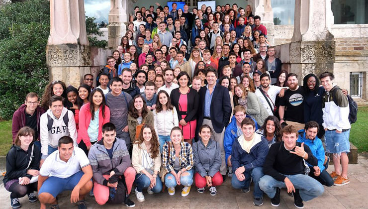 La concejala de Turismo y Relaciones Institucionales, Gema Igual, junto a los alumnos de Erasmus