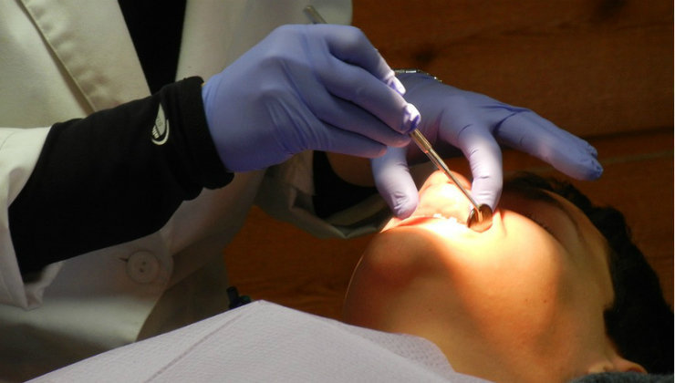 El dentista realizó cuatro operaciones, en varias llegando a atravesar la nariz de la paciente