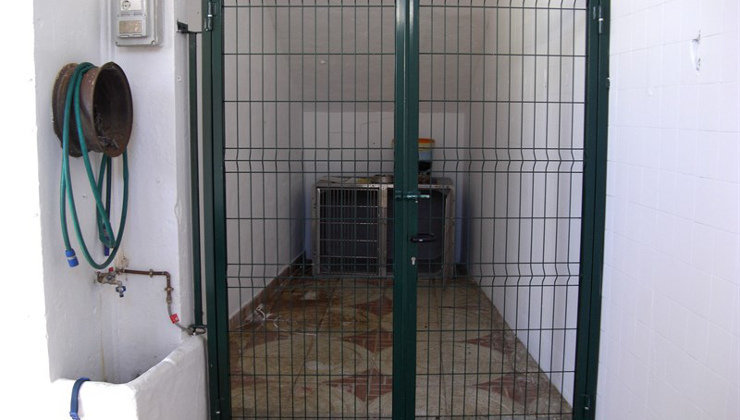 El Ayuntamiento de Castro Urdiales ha acondicionado este espacio temporal para acoger perros abandonados