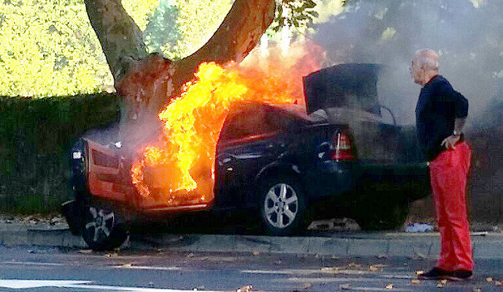 El coche comenzó a arder poco después de chocar contra un árbol
