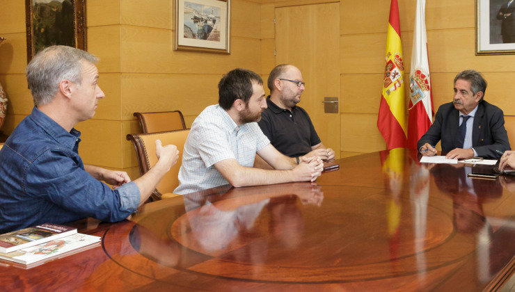 El presidente de Cantabria, Miguel Ángel Revilla, junto a representantes de ADIC