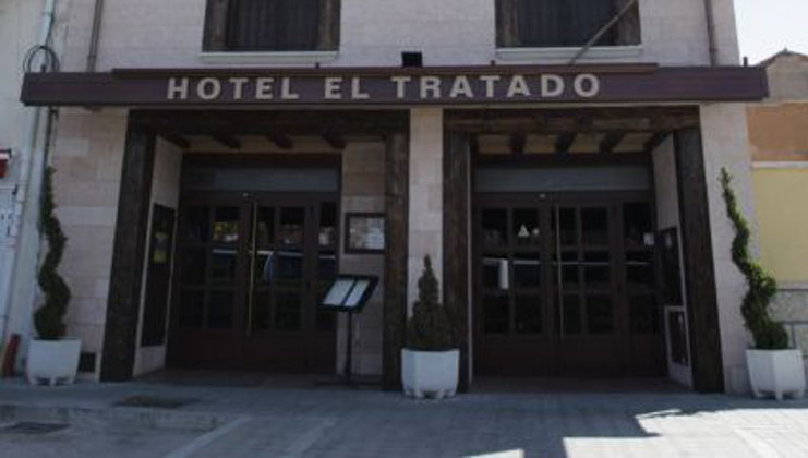 Entrada del hotel El Tratado, en Tordesillas