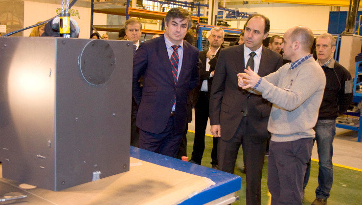 El expresidente de Cantabria, Ignacio Diego, durante su visita a Ecomasa acompañado de los propietarios y el exconsejero de Industria, Eduardo Arasti
