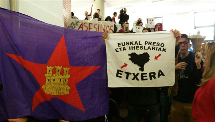 Momento de la protesta de los 200 jóvenes en la Universidad Autonoma contra González y Cebrián