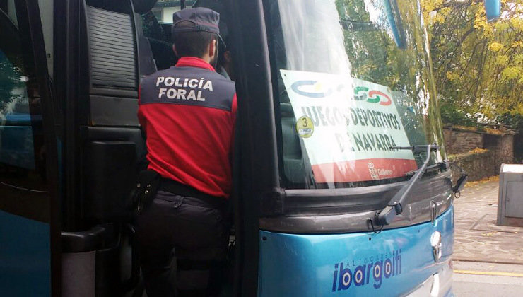 La Policía Foral ha impedido que un hombre drogado condujera un autobús lleno de niños