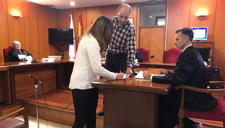 La exconcejala de Santander, Noelia Espinosa, firma el escrito de conformidad