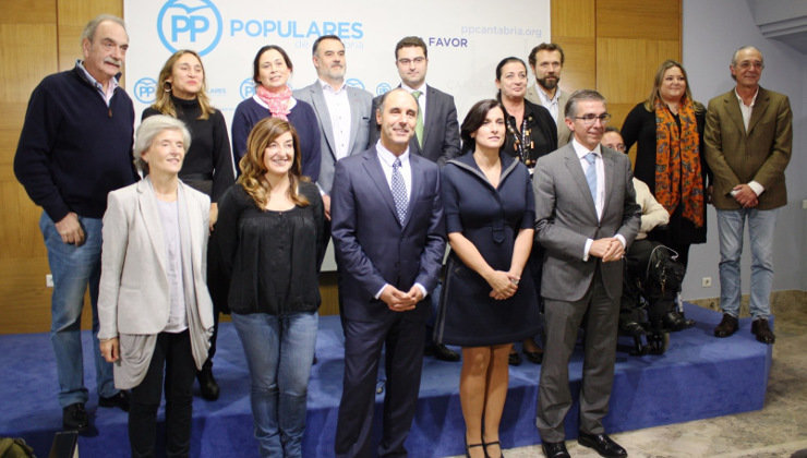El presidente del PP de Cantabria, Ignacio Diego, junto a la nueva alcaldesa de Santander, Gema Igual, y el resto del equipo de Gobierno local