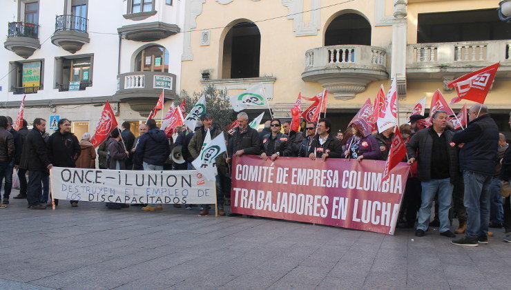 Trabajadores de Columbia ante la sede de la ONCE en Santander