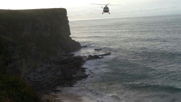 Un helicóptero de salvamento sobrevuela una playa