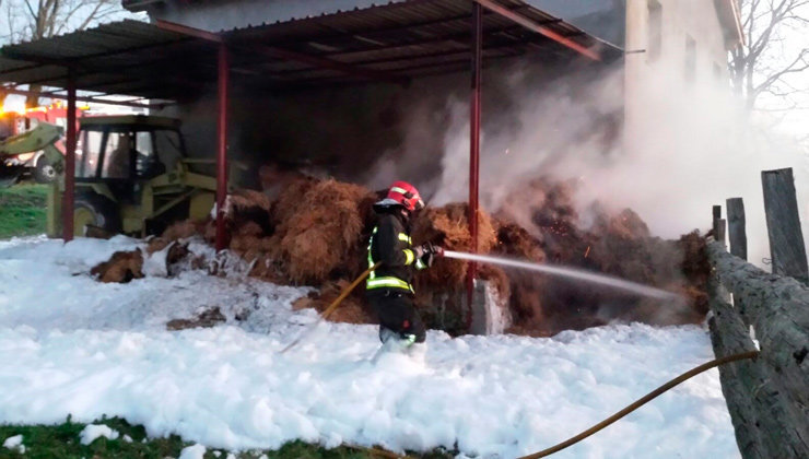 Los bomberos han tardado más de dos horas en sofocar el incendio en un granero de Riotuerto