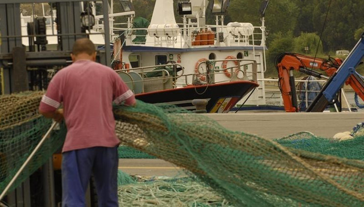 Un pescador, en un puerto de Cantabria
