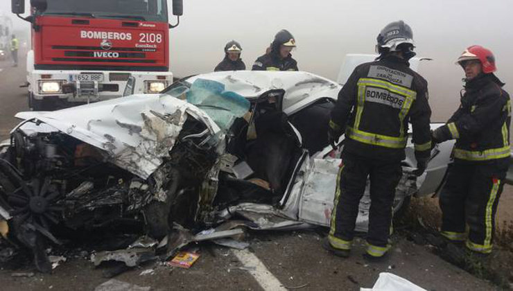 El vehículo ha quedado totalmente destrozado después de chocar contra un camión. Foto: Diputación de Zaragoza