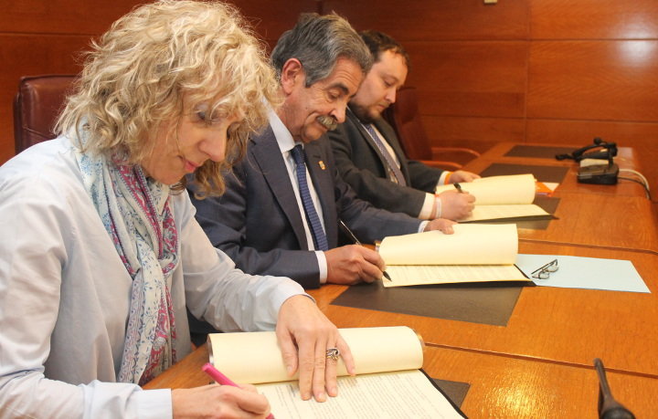 Díaz Tezanos, Revilla y Gómez firmando el acuerdo