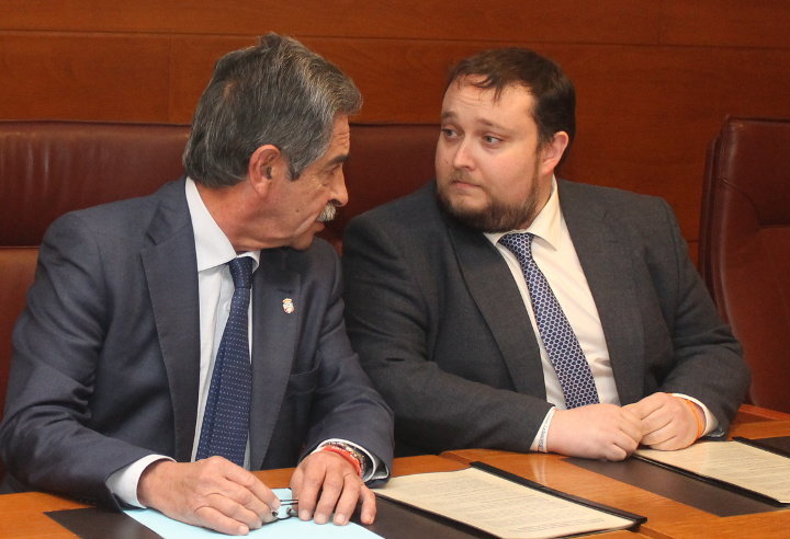 Revilla y Gómez, durante el acto de firma de presupuestos