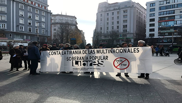 La manifestación convocada por Cantabria por lo Público en contra de la aprobación del CETA en el Parlamento Europeo